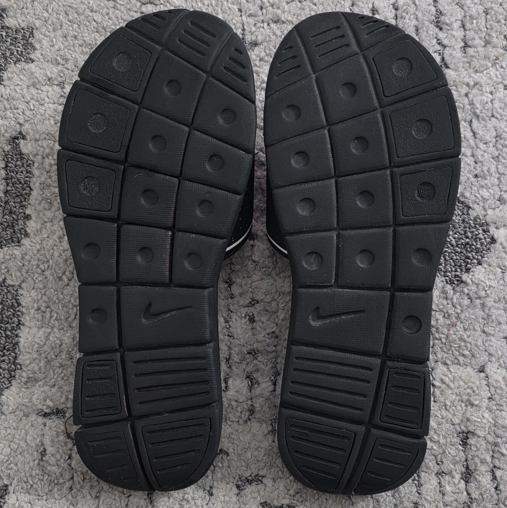 Nike Black and White Padded Insole Slide Sandals - Picture 5 of 6